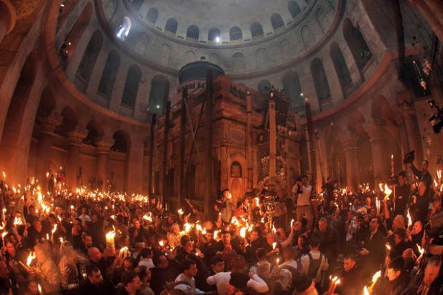 Lumina Sfântă, adusă de la Ierusalim sâmbătă seară. La Catedrala Patriarhală va fi primită la ora 19.00