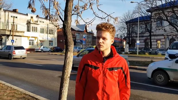 Mama tânărului pentru care instanța a decis, după patru ani, ștergerea notei 2 la purtare: „Au crezut că, fiind de la țară, suntem mai proști”