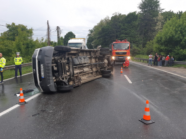 Un microbuz cu 5 persoane s-a răsturnat în județul Vâlcea. A fost activat Planul roșu