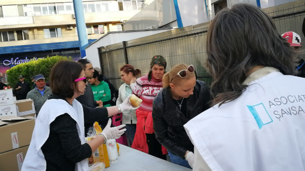 VIDEO | Oamenii străzii au luat masa de Paște la câteva zile după sărbătoare. O asociație a debarasat mesele bucureștenilor și, din ce-a strâns, le-a oferit acestora o cină