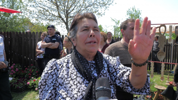 VIDEO | Cum a fost primită Viorica Dăncilă de sătenii din Dâmbovița: „E de umplutură, prim-ministru tot mustăciosul este”