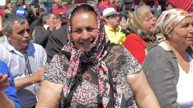 VIDEO | Cum a fost primită Viorica Dăncilă de sătenii din Dâmbovița: „E de umplutură, prim-ministru tot mustăciosul este”