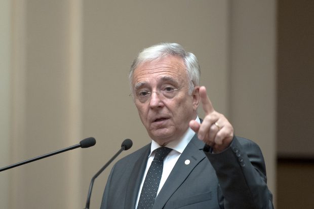 Isarescu: pandemia modelează economia globală. Investițiile verzi și digitalizarea, în centrul redresării economice