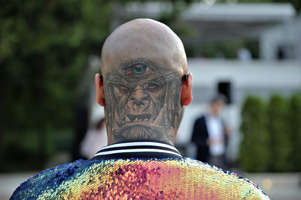 Cealaltă față a lui Matteo. Cântărețul s-a tatuat pe ceafă