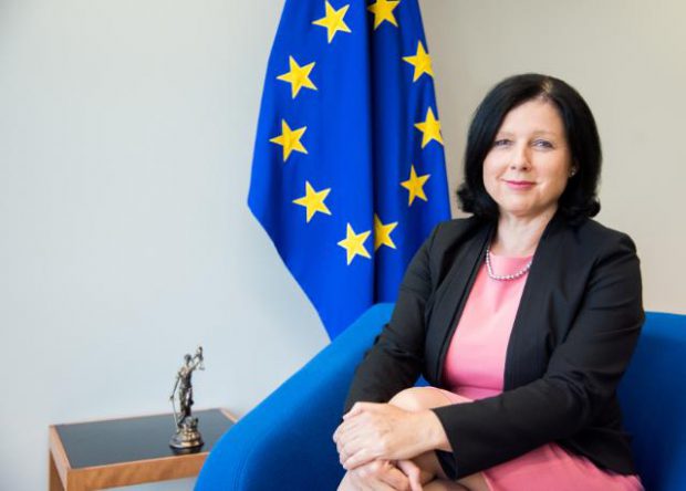 Comisia Europeană avertizează că jurnalismul devine o „profesie cu adevărat riscantă” în unele state UE