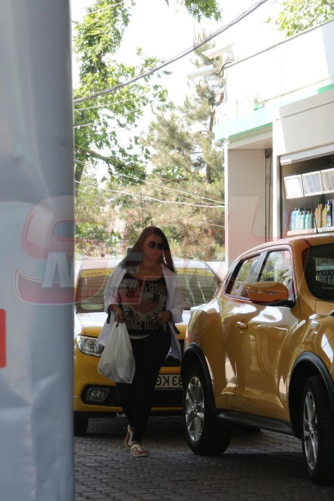 Lavinia Pîrva a făcut cumpărături într-o benzinărie din Capitală (foto: spynews.ro)