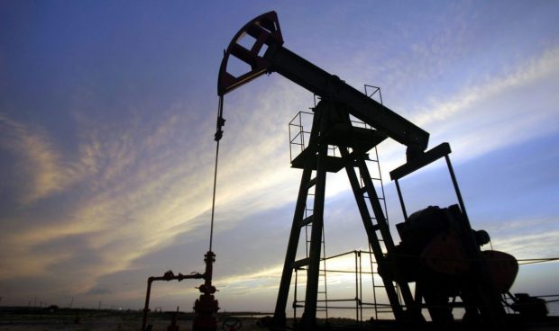 Preţul barilului de petrol a depăşit 100 de dolari după ce Rusia a atacat Ucraina
