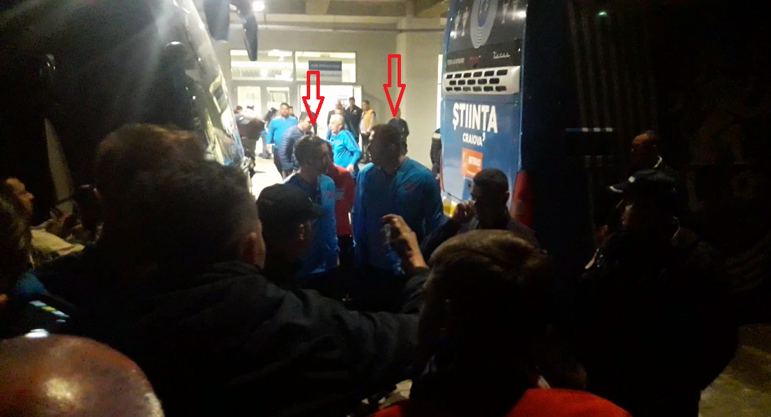 VIDEO | Miracol în Bănie. Fanii Craiovei au făcut selfie, în miez de noapte, cu fotbaliștii de la FCSB. În schimb, Mihai Stoica a fost înjurat ca la ușa cortului