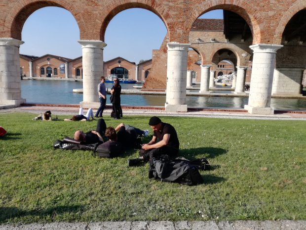Jurnaliști odihnindu-se în iarbă, la Arsenale
