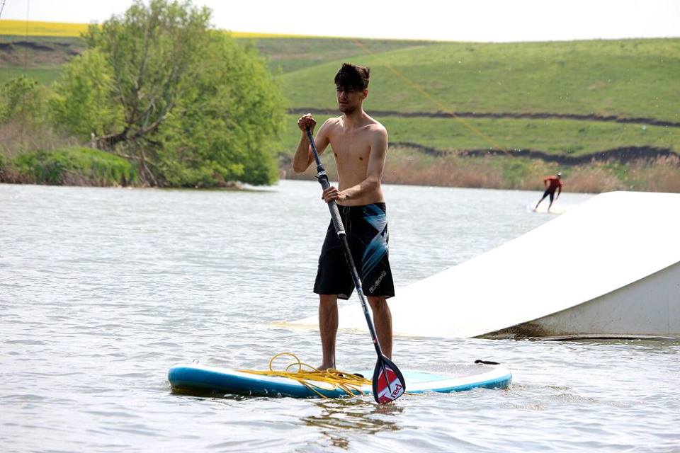 Dan Bittman și-a angajat fiul cel mare la baza de sporturi nautice a familiei! Alex s-a făcut instructor de wakeboarding