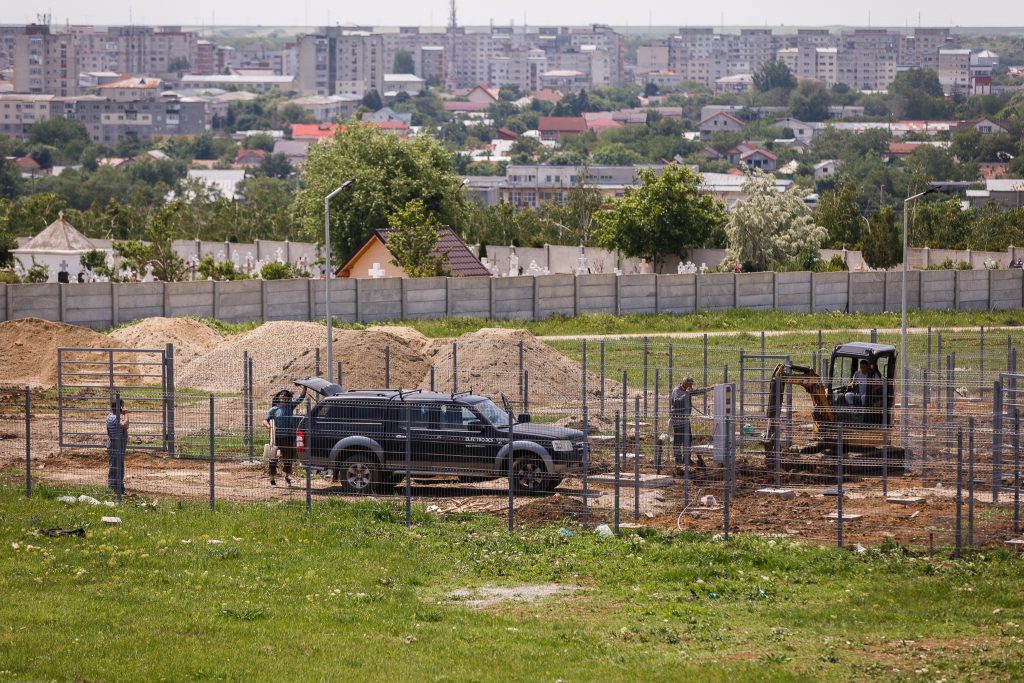 Oamenii săraci din Teleorman vor fi mutați la marginea orașului, în containere împrejmuite cu garduri! „Va fi cea mai frumoasă grădină zoologică din Alexandria”, spune un constructor