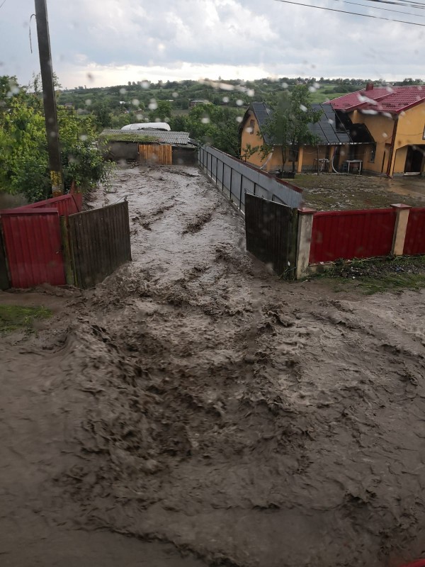 Inundații de proporții în Botoșani. O femeie și un copil de 5 ani, izolați de ape. Tractorist, luat de viitură / FOTO&VIDEO
