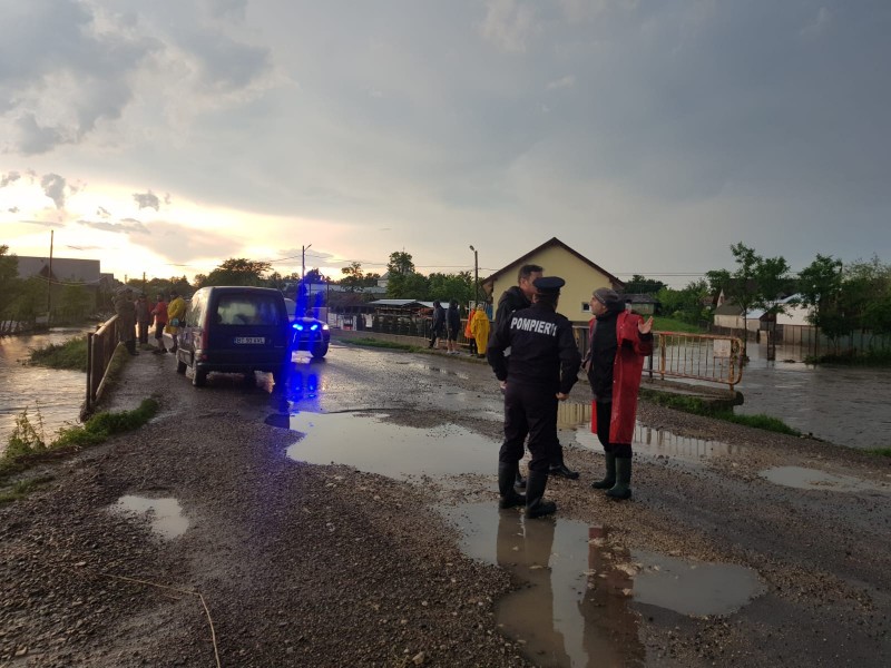 Inundații de proporții în Botoșani. O femeie și un copil de 5 ani, izolați de ape. Tractorist, luat de viitură / FOTO&VIDEO