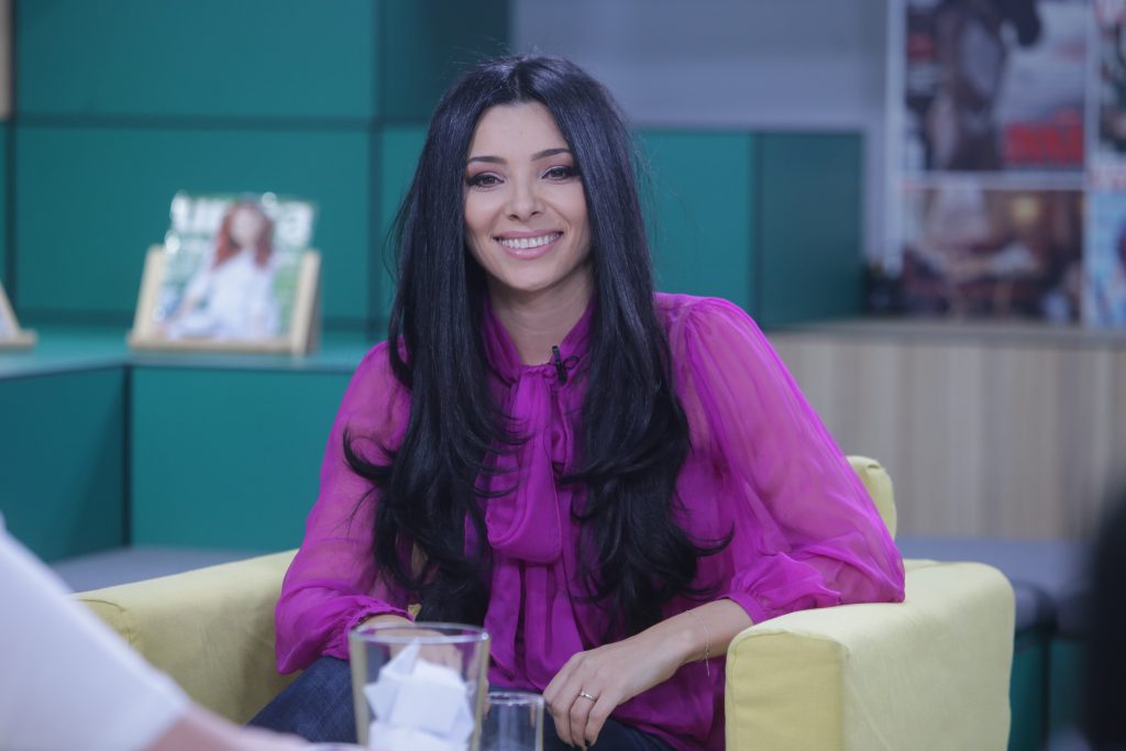 VIDEO/ Corina Caragea dă produsele de make-up pe aparate foto și „tone” de creme cu protecție solară. „În vacanță am alte lucruri în bagaj”
