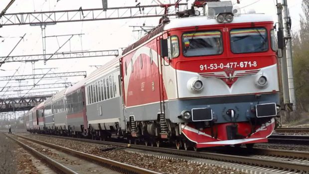 O fetiţă de 13 ani din Sibiu s-a aruncat în faţa trenului. Ce a scris în biletul de adio