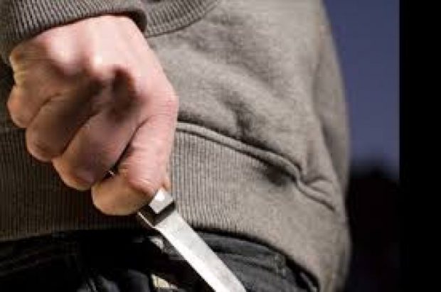 Mamă și fiică, atacate cu un cuțit de capul familiei, în Alba. Bărbatul avea un ordin de restricție