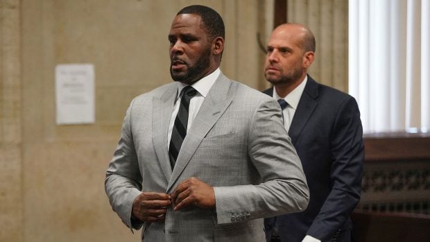 R. Kelly, găsit vinovat de trafic de persoane. Cântărețul riscă zeci de ani de închisoare
