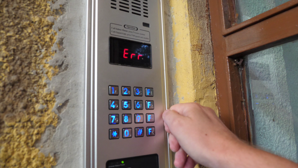 VIDEO/ Audienţă la porţi închise şi adrese-fantomă. Parlamentarii primesc 5.000 de euro pe lună pentru a fi la dispoziţia cetăţenilor, dar dintre 22 de senatori și deputați l-am găsit la birou doar pe Nicuşor Dan!