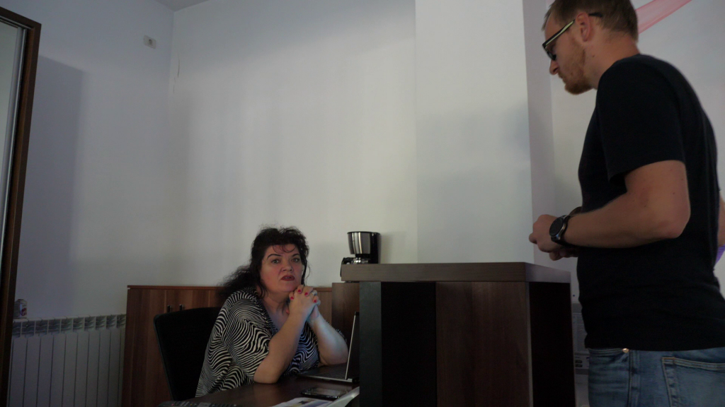VIDEO/ Audienţă la porţi închise şi adrese-fantomă. Parlamentarii primesc 5.000 de euro pe lună pentru a fi la dispoziţia cetăţenilor, dar dintre 22 de senatori și deputați l-am găsit la birou doar pe Nicuşor Dan!