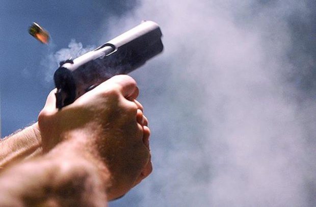 Soț și soție, găsiți împușcați în propria casă, în Harghita. Polițiștii au găsit lângă cei doi un pistol