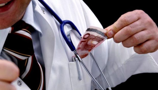 Medic de la Institutul Oncologic, reţinut după ce a cerut 9.500 de lei de la o pacientă pentru o operaţie