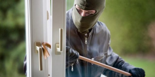 În ziua în care a fost condamnat cu suspendare pentru mai multe furturi, un fost polițist a dat o nouă lovitură. El se afla sub control judiciar