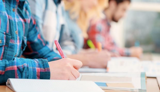 Ministerul Educaţiei: 26 de candidaţi înscrişi la concursul de titularizare, eliminaţi pentru fraudă