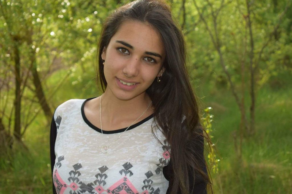 CORESPONDENȚĂ DIN CARACAL. Izabela Biră, prietena Luizei, este atacată cu parul și amenințată: “Îți pun capul în gardul școlii!”. Polițiștii: “Te amendăm dacă mai suni la 112!”