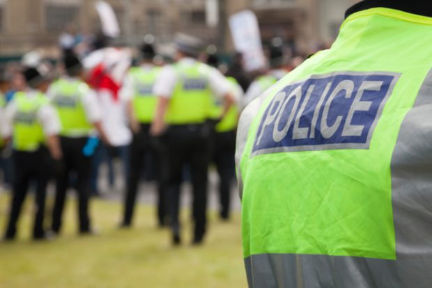 Un bărbat căutat în Anglia s-a predat poliţiei, după ce nu a mai suportat carantina alături de oamenii cu care locuia