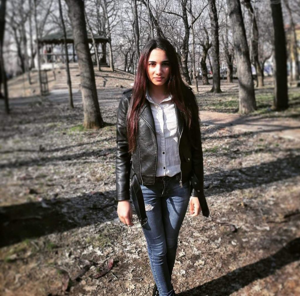 CORESPONDENȚĂ DIN CARACAL. Izabela Biră, prietena Luizei, este atacată cu parul și amenințată: “Îți pun capul în gardul școlii!”. Polițiștii: “Te amendăm dacă mai suni la 112!”