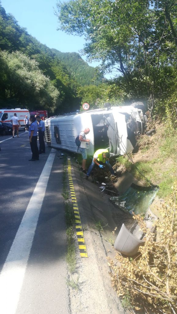 Accident Cu 19 Victime Pe Valea Oltului DupÄƒ Ce Un Microbuz È™i Un Autoturism S Au Ciocnit Libertatea