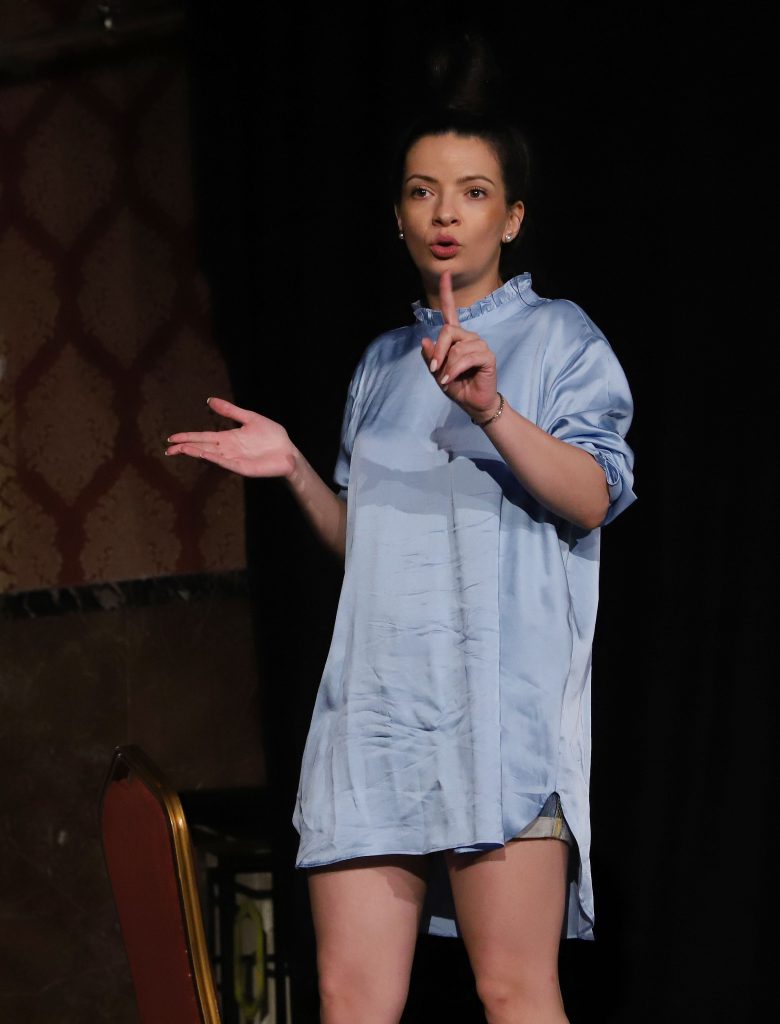 Anca Dinicu, antamată de prietene ca domnișoară de onoare. La nici o nuntă n-a prins buchetul!