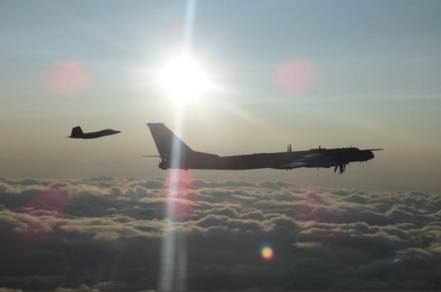 Avioane militare canadiene, nevoite să-și modifice traiectoria de zbor pentru a evita coliziuni cu aeronave chineze