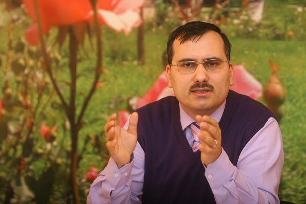 Condamnat ieri la 15 ani pentru viol, Bogdan Drăghici era așteptat astăzi din nou la judecătorie. Într-un alt dosar, era acuzat că și-a agresat și fiica biologică
