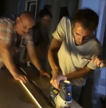 Bebe Cotimanis, șef de șantier pentru fiica lui. A ajutat-o pe Adela transforme un container într-un apartament, la Vama Veche