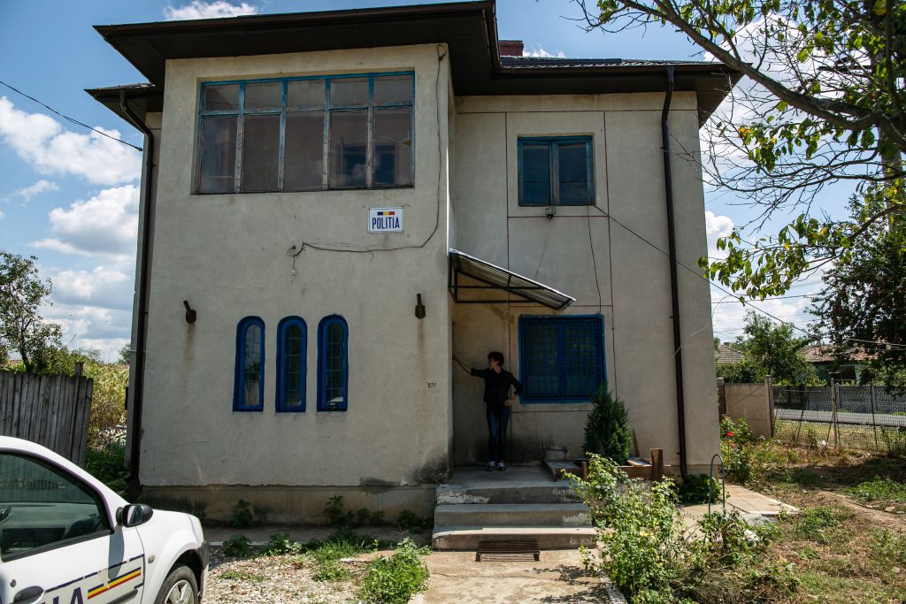 CORESPONDENȚĂ DIN CARACAL. Izabela Biră, prietena Luizei, este atacată cu parul și amenințată: “Îți pun capul în gardul școlii!”. Polițiștii: “Te amendăm dacă mai suni la 112!”