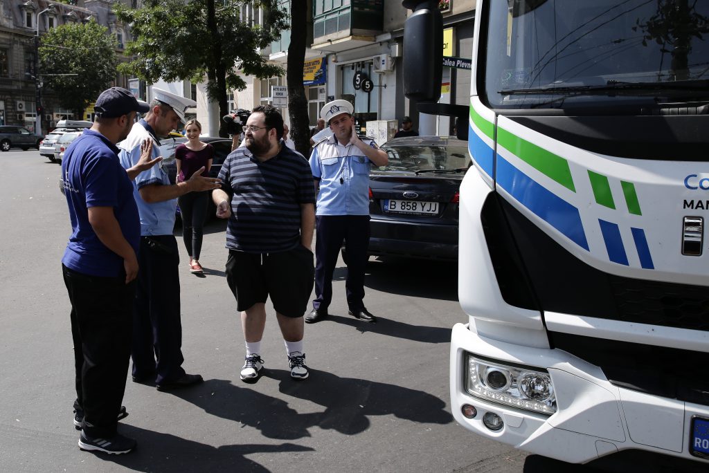 Prima zi de ridicare a maşinilor parcate ilegal. Șoferi revoltați
