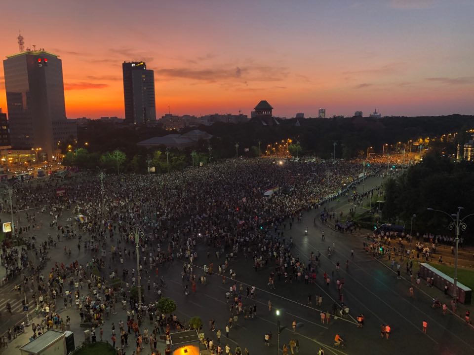 Protest în Piața Victoriei, 10 august 2019. Peste 20.000 de oameni au manifestat în fața Guvernului. Protestatarii au scandat numele Alexandrei la final