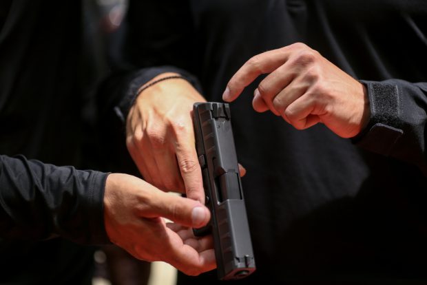 Un polițist a tras din greșeală cu arma în sediul Poliției din Baia Mare, în timp ce o curăța