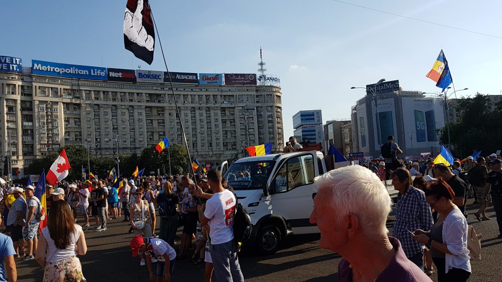 Protest în Piața Victoriei, 10 august 2019. Peste 20.000 de oameni au manifestat în fața Guvernului. Protestatarii au scandat numele Alexandrei la final