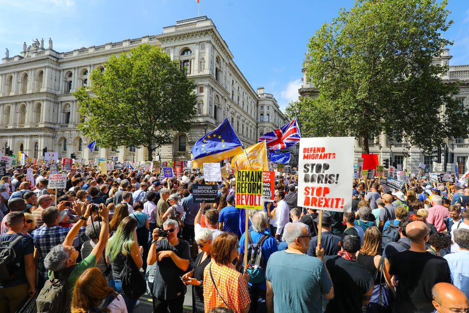 Proteste în Marea Britanie. Mii de oameni, nemulţumiţi de decizia de suspendare a Parlamentului: "Boris Johnson, să îţi fie ruşine!"
