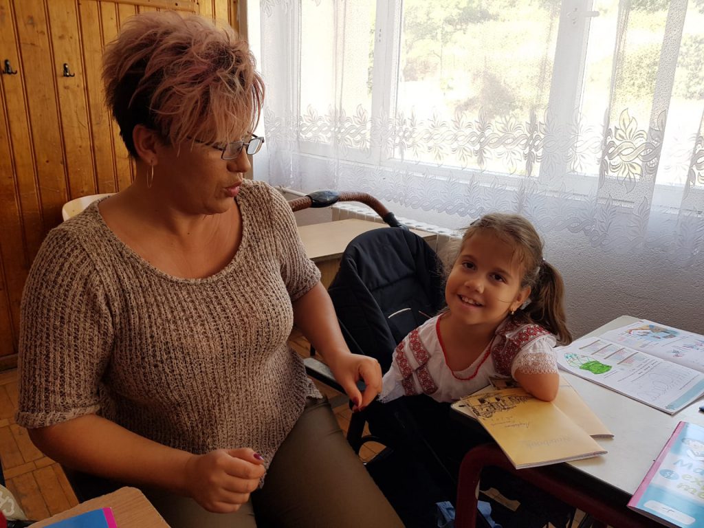 Lecția de voință a unui copil. Delia învață să scrie ajutându-se de umăr și de obraz