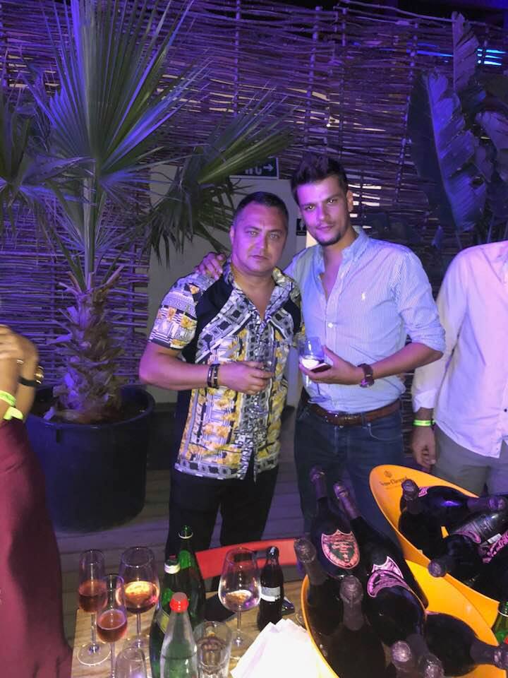 Mario Iorgulescu, alături de un prieten într-un club