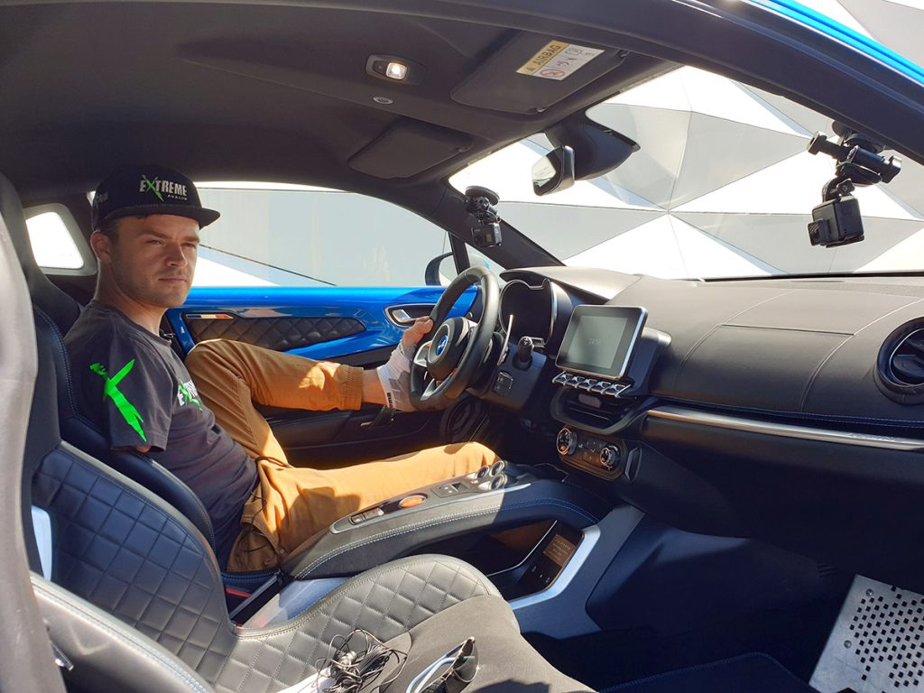 Lecția de viață și de performanță a lui Bartosz Ostalowski, pilotul de curse fără mâini. De 13 ani, un accident teribil i-a schimbat viața și acum conduce și pictează cu picioarele