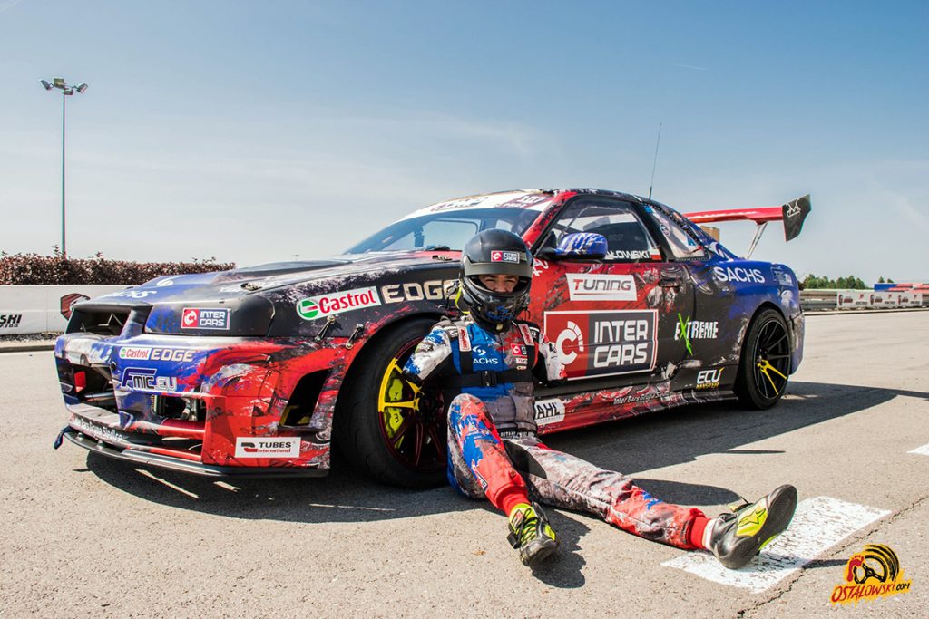 Lecția de viață și de performanță a lui Bartosz Ostalowski, pilotul de curse fără mâini. De 13 ani, un accident teribil i-a schimbat viața și acum conduce și pictează cu picioarele