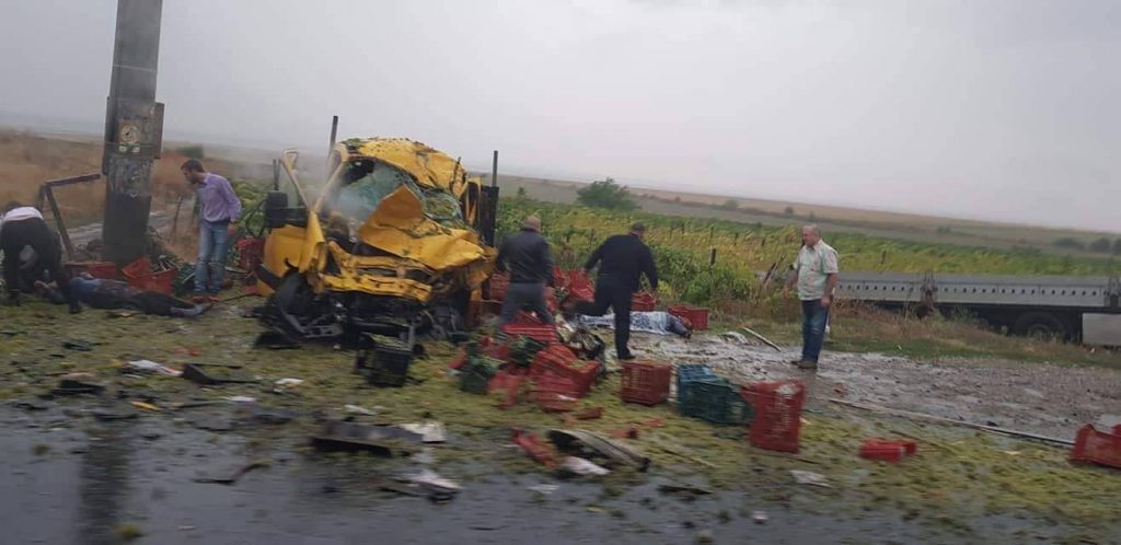 Un Mort și șase Răniți După Ce Un Tir A Lovit O Dubiță In Județul