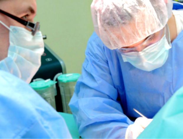 Doi medici, trimişi în judecată pentru că au adus din Italia în România sute de cornee pentru transplant, fără autorizație