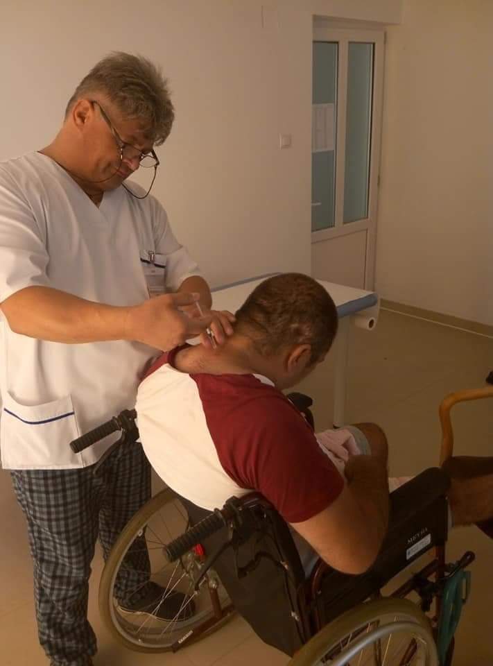 În timp ce publicul și presa internațională elogiază curajul victimelor corupției lui Secureanu, fostul manager de la Malaxa, judecat pentru 1.106 furturi din spital, pozează ca salvator cu echipajele SMURD la inaugurarea heliportului de la Jibou!