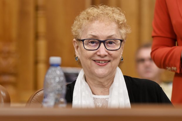 Renate Weber spune că nu a sesizat CCR pentru eliminarea pensiilor speciale ale parlamentarilor. Legea merge la promulgare