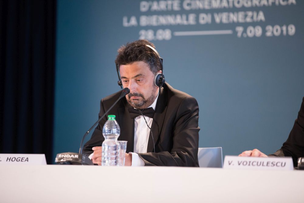 Procesul Colectiv, la o zi după premiera documentarului ”colectiv” la Festivalul de la Veneția. De zece luni sunt audiați supraviețuitorii. Nici un cuvânt despre corupție, nici un acuzat în sală